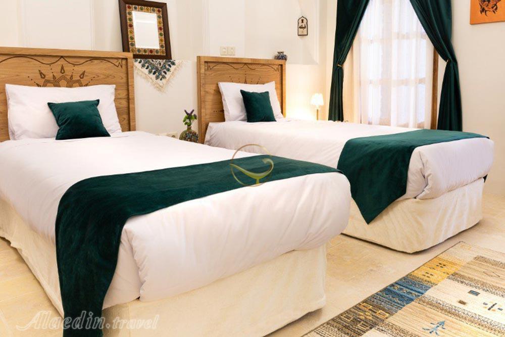 هتل آقازاده ابرکوه | علاءالدین تراول