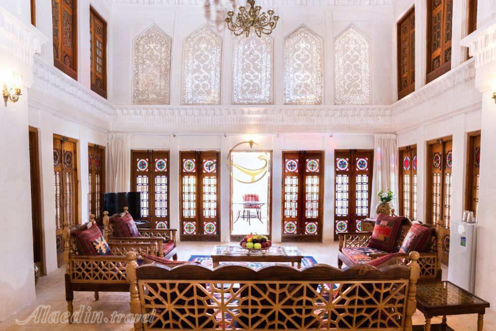 هتل آقازاده ابرکوه | علاءالدین تراول