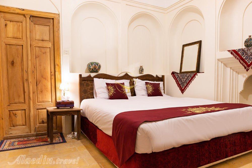 هتل آقازاده ابرکوه | علاءالدین تراول