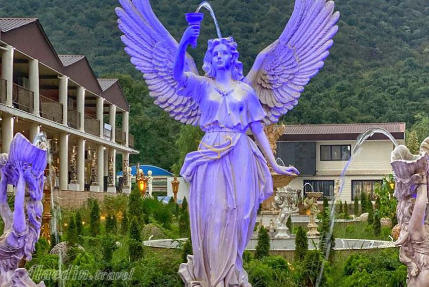 محوطه بیرونی هتل کاخ امیران چالوس | علاءالدین تراول