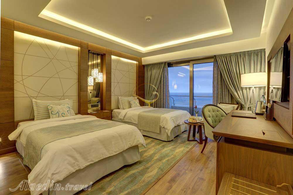 اتاق سه نفره هتل پنج ستاره پارسيان آزادی خزر (هایت) چالوس | علاءالدین تراول