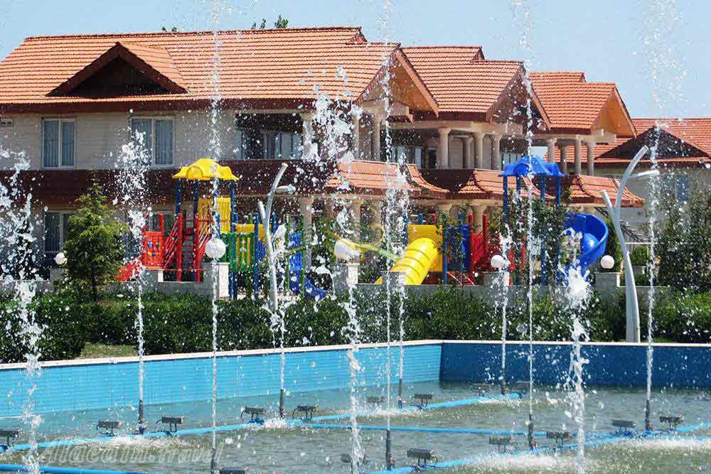 محوطه بیرونی هتل رویایی راستی لنگرود (چمخاله) | علاءالدین تراول