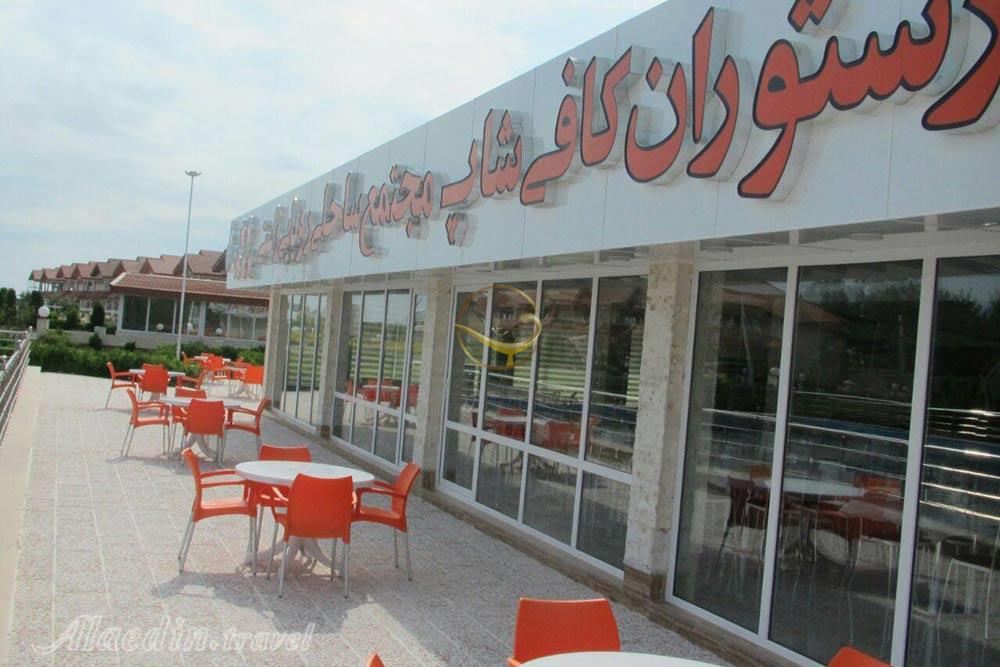 کافی شاپ و رستوران هتل رویایی‌راستی چمخاله | علاءالدین تراول