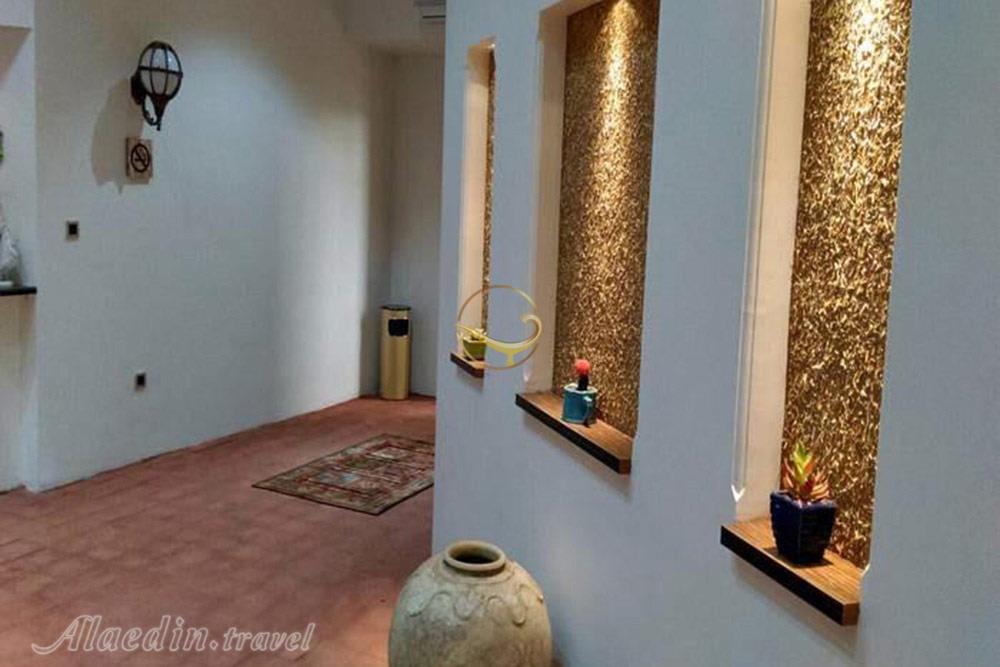 اتاق هتل چهارستاره پارسیان قلعه گنج کرمان | علاءالدین تراول