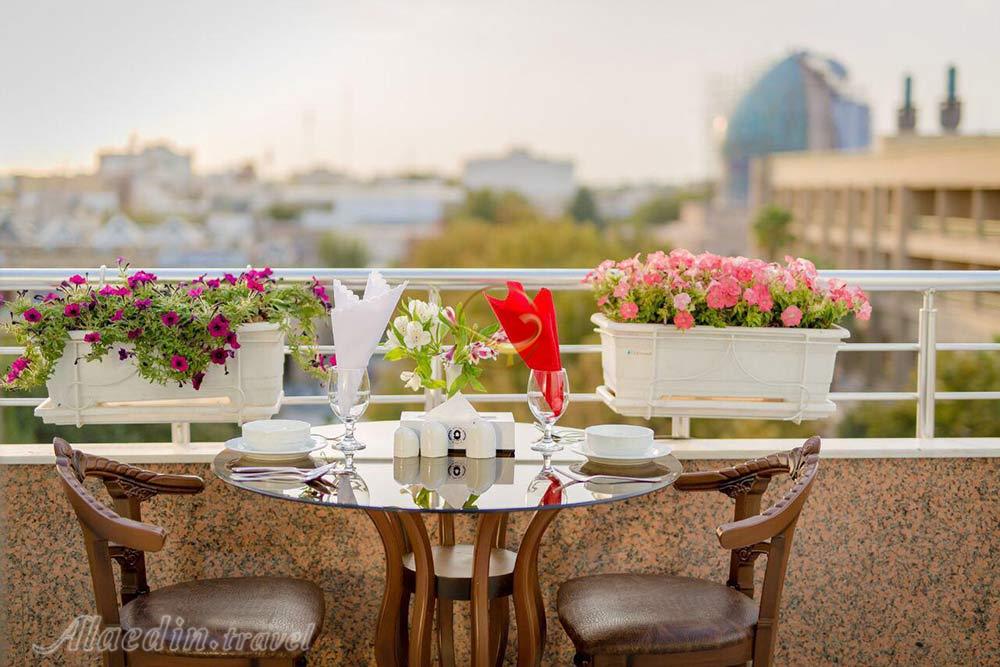 فضای بیرون کافی شاپ هتل 4 ستاره سفیر اصفهان | علاءالدین تراول