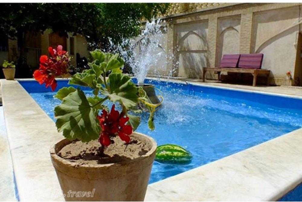 حیاط اقامتگاه بوم گردی خانه صفا آران و بیدگل | علاءالدین تراول