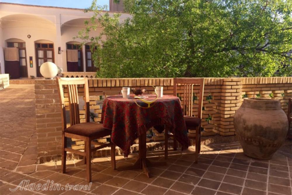 حیاط اقامتگاه بوم گردی خانه صفا آران و بیدگل | علاءالدین تراول