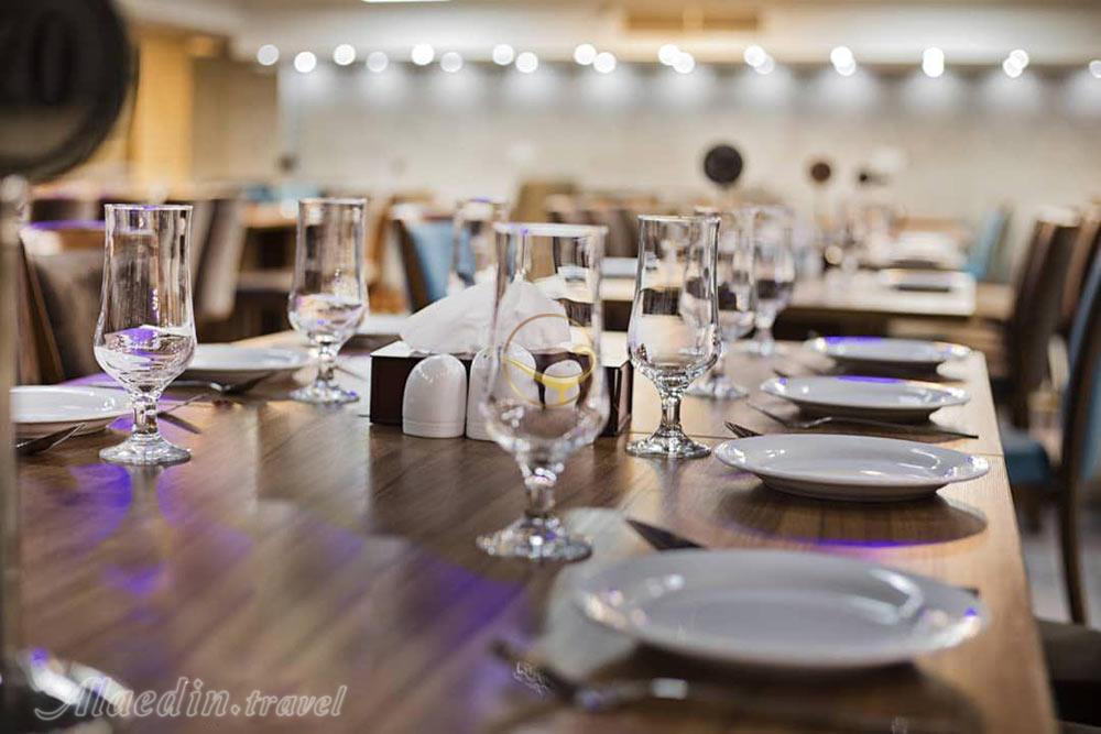 میز رستوران هتل 3 ستاره ارگ محتشم قمصر کاشان | علاءالدین تراول