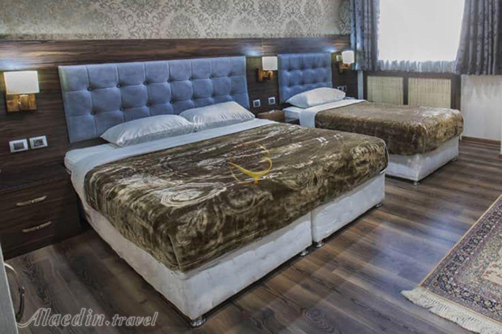 اتاق سه تخته هتل 3 ستاره ارگ محتشم قمصر کاشان | علاءالدین تراول