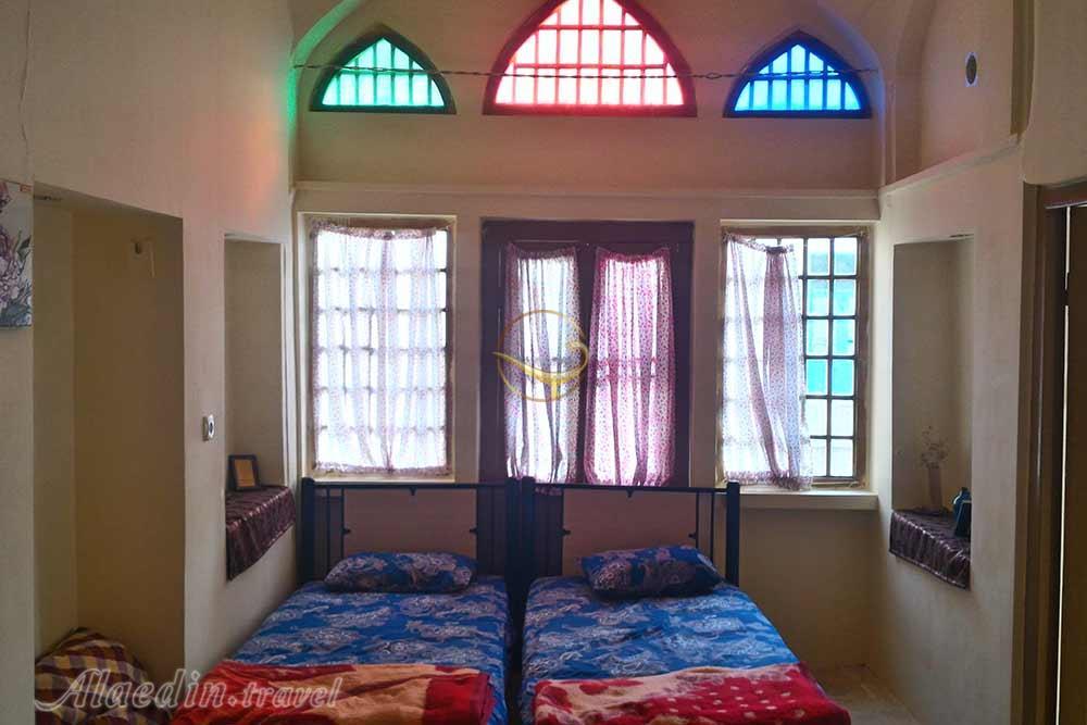 اتاق دو تخته تویین هتل خانه دوست کاشان | علاءالدین تراول