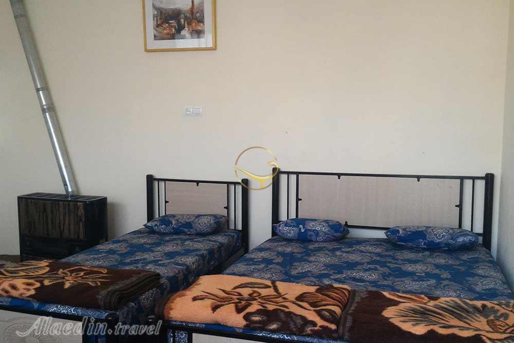 اتاق سه تخته هتل خانه دوست کاشان | علاءالدین تراول
