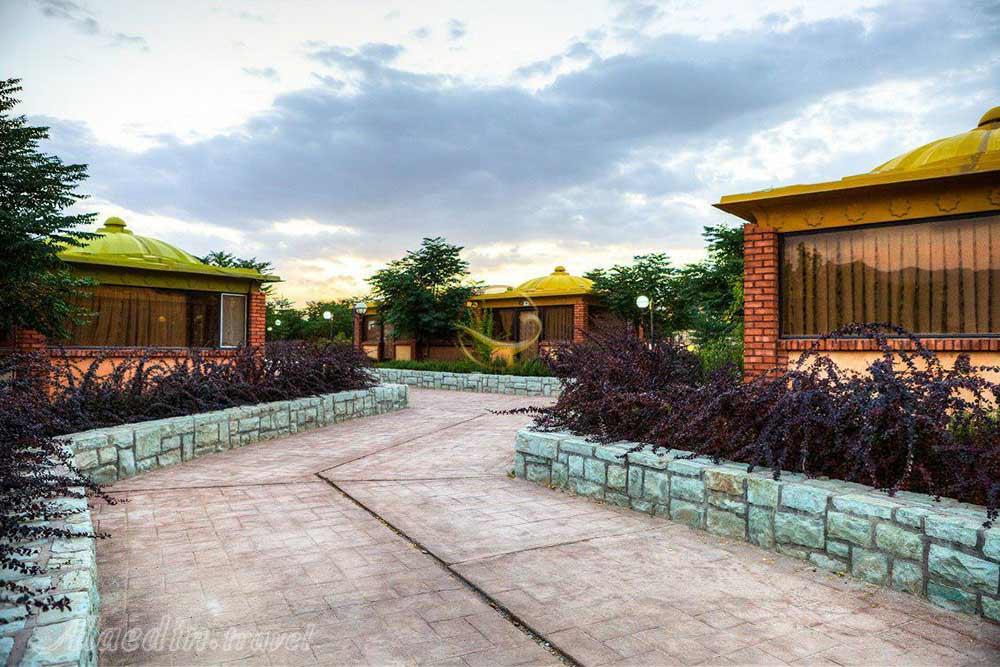 محوطه بیرونی مجتمع گدشگری خورشید اردهال | علاءالدین تراول