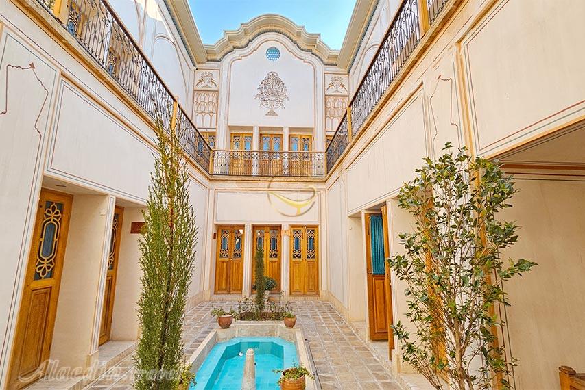 حیاط دوم هتل مهینستان راهب کاشان | علاالدین تراول