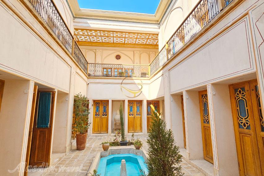 حیاط دوم هتل مهینستان راهب کاشان | علاالدین تراول