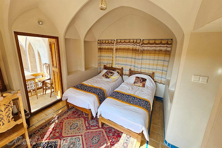 اتاق سه تخته تویین و دبل هتل مهینستان راهب کاشان | علاالدین تراول