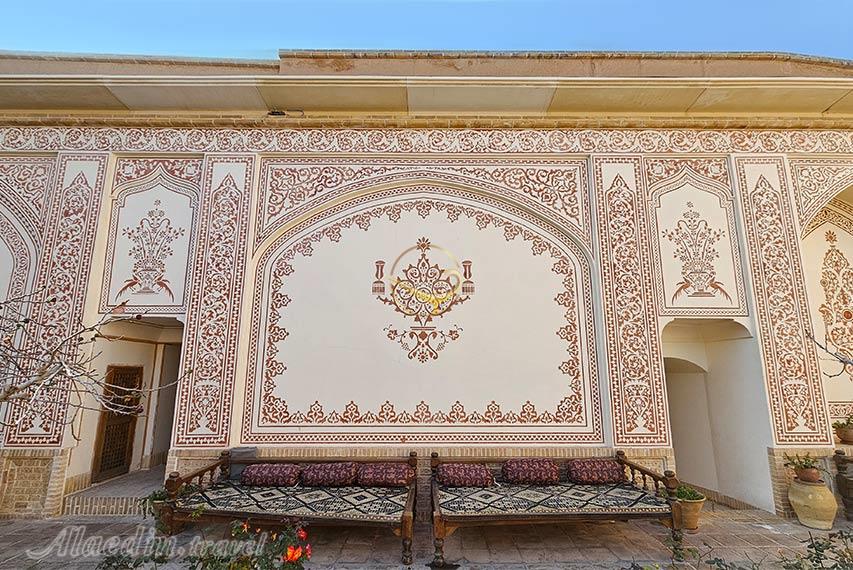 نقش و نگار دیوارهای هتل مهینستان راهب کاشان | علاالدین تراول