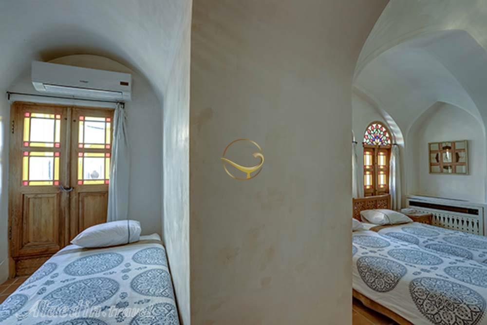 اتاق سه تخته هتل سنتی 4 ستاره خانه منوچهری کاشان | علاءالدین تراول