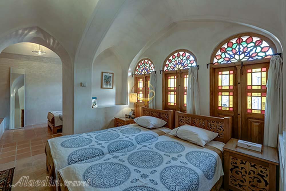 اتاق سه تخته هتل سنتی 4 ستاره خانه منوچهری کاشان | علاءالدین تراول