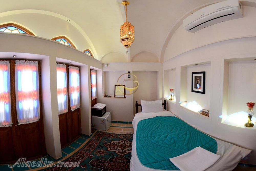 اتاق یک تخته هتل سرای نه چم کاشان | علاءالدین تراول