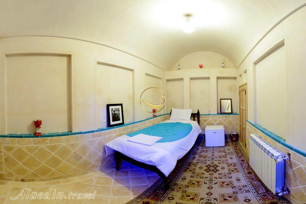 اتاق یک تخته هتل سرای نه چم کاشان | علاءالدین تراول