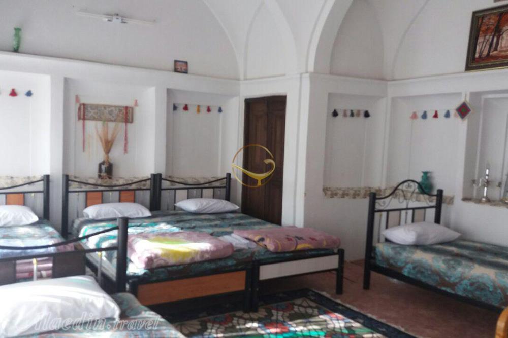 اتاق پنج تخته هتل سنتی 3 ستاره خانه صادقی کاشان | علاءالدین تراول