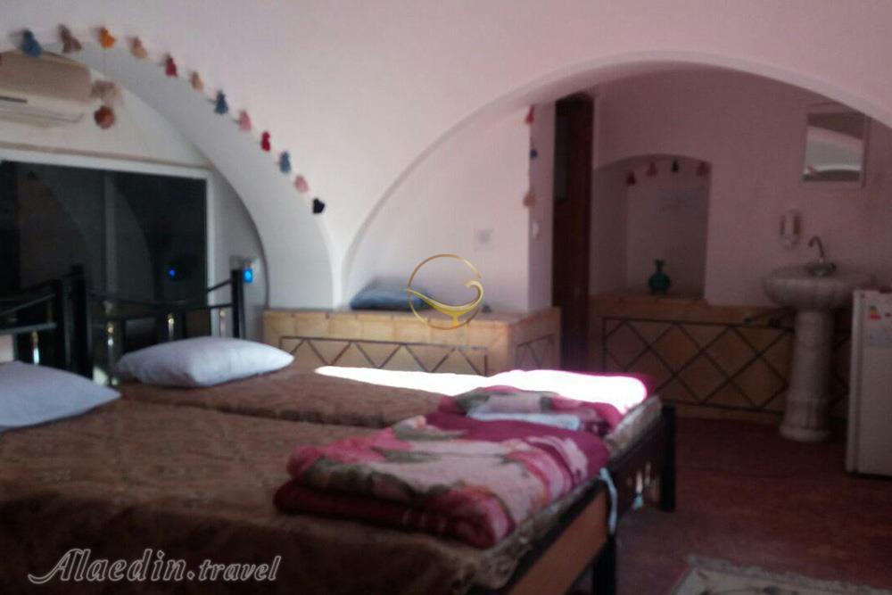 اتاق دو تخته تویین هتل سنتی 3 ستاره خانه صادقی کاشان | علاءالدین تراول