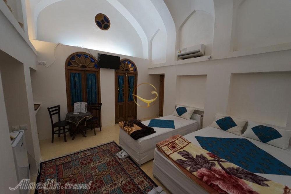 اتاق سه تخته اقامتگاه بوم گردی ثنا کاشان | علاءالدین تراول