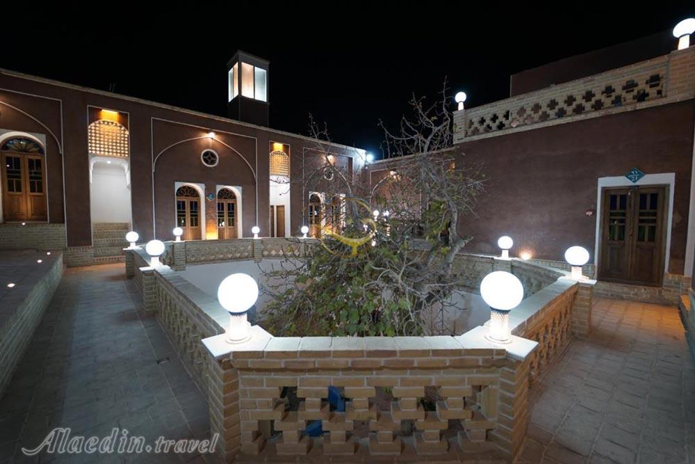 محوطه بیرونی اقامتگاه بوم گردی ثنا کاشان | علاءالدین تراول