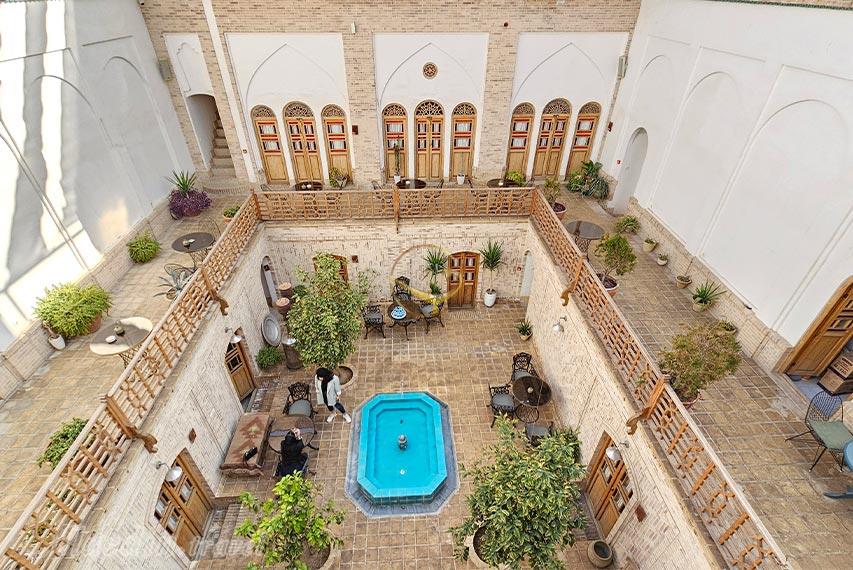 نمای حیاط بوتیک هتل سنگ پلوی کاشان | علاالدین تراول