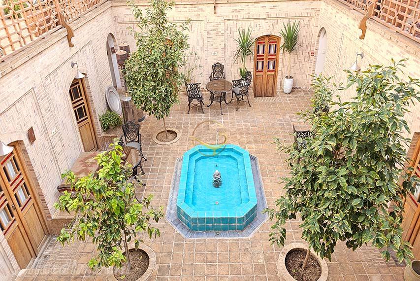 حیاط بوتیک هتل سنگ پلوی کاشان | علاالدین تراول