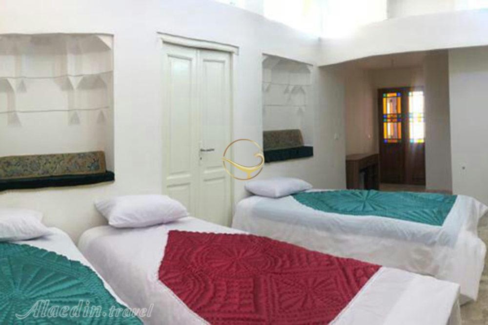 اتاق سه تخته اقامتگاه سنتی سرای ملک کاشان | علاءالدین تراول