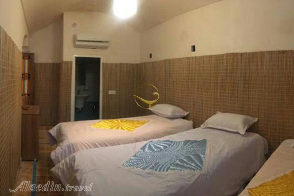 اتاق سه تخته اقامتگاه سنتی سرای ملک کاشان | علاءالدین تراول