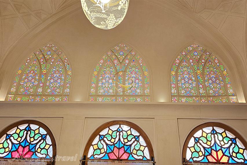 پنجره‌های اتاق شاه نشین بوتیک هتل سوریجان کاشان | علاالدین تراول