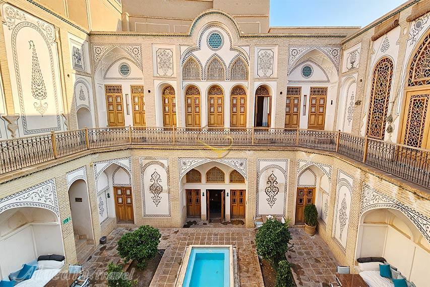 نمای حیاط بوتیک هتل سوریجان کاشان | علاالدین تراول