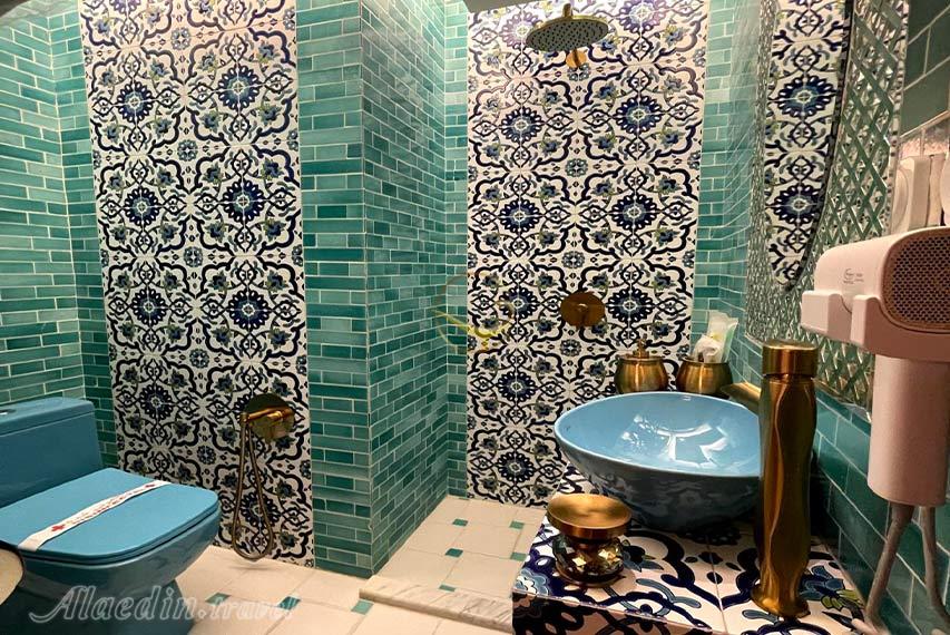 حمام و سرویس بهداشتی فیروزه بوتیک هتل صارم الدوله ونوشک | علاالدین تراول