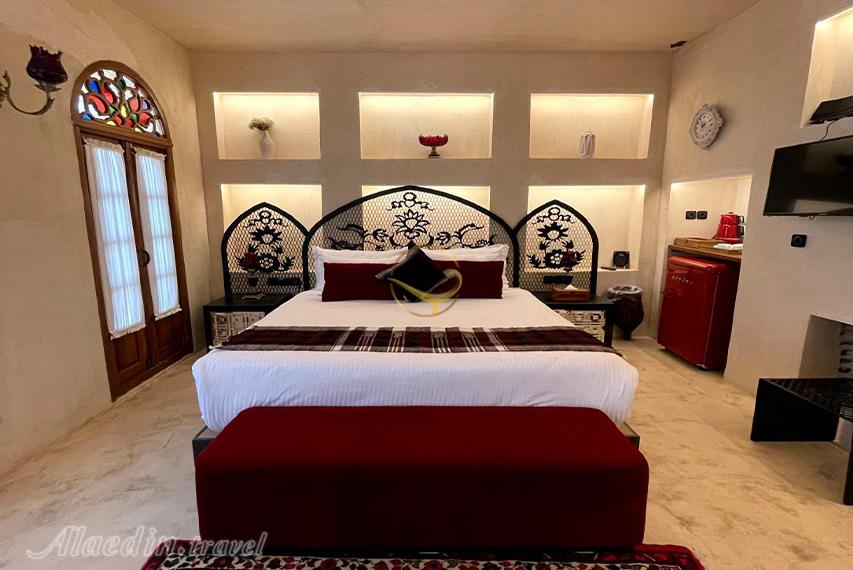 اتاق عنابی بوتیک هتل صارم الدوله ونوشک | علاالدین تراول