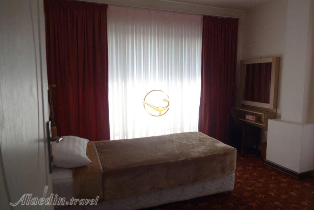 اتاق یک تخته هتل آپارتمان سه ستاره اکسین محمود آباد | علاءالدین تراول