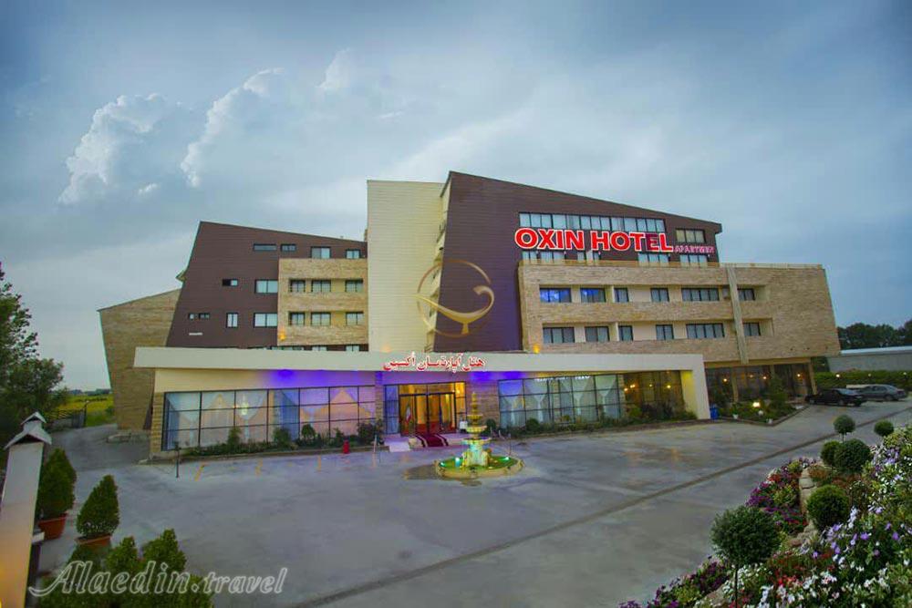 نمایی از ورودی هتل آپارتمان اکسین محمود آباد | علاءالدین تراول