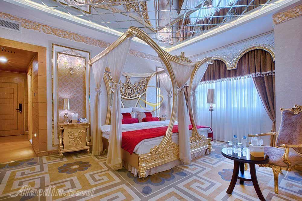 سوئیت دبل هانی مون سبک معماری صفویه و ایران باستان هتل 5 ستاره الماس2 مشهد | علاءالدین تراول