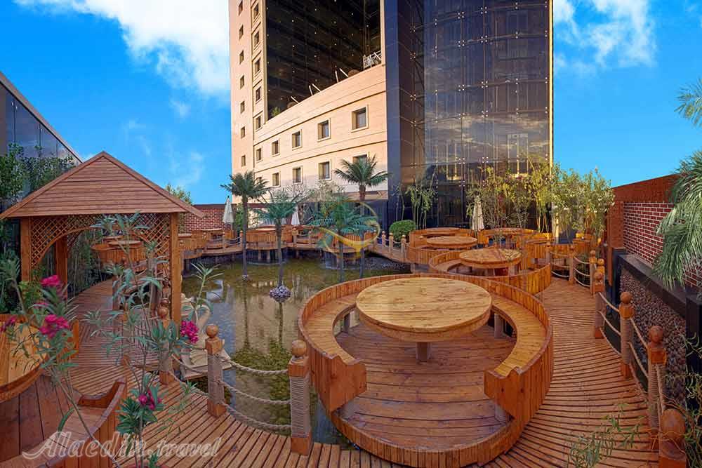 کافی شاپ فضای باز هتل درویشی | علاءالدین تراول