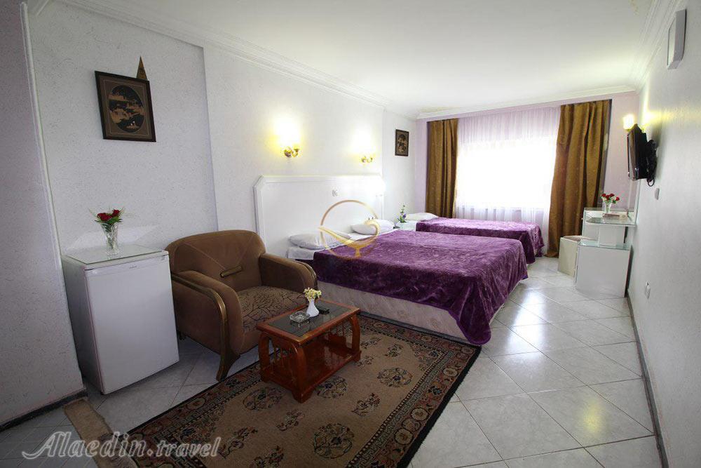 اتاق سه تخته هتل آپارتمان ادریس مشهد | علاءالدین تراول