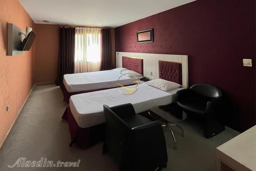 اتاق ۲ تخته ۳ نفره هتل قصر نیلی مشهد | علاالدین تراول