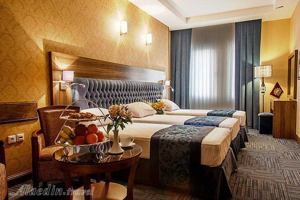 اتاق سه تخته هتل 3 ستاره مجلل ایران زمین مشهد | علاءالدین تراول