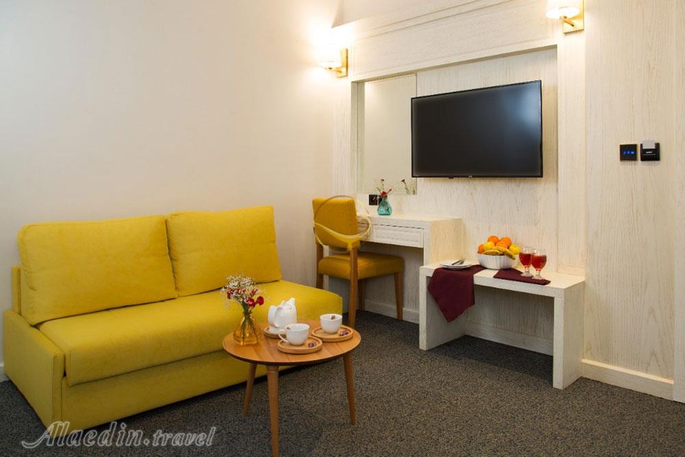 فضای داخلی اتاق هتل جوارالملک مشهد | علاءالدین تراول