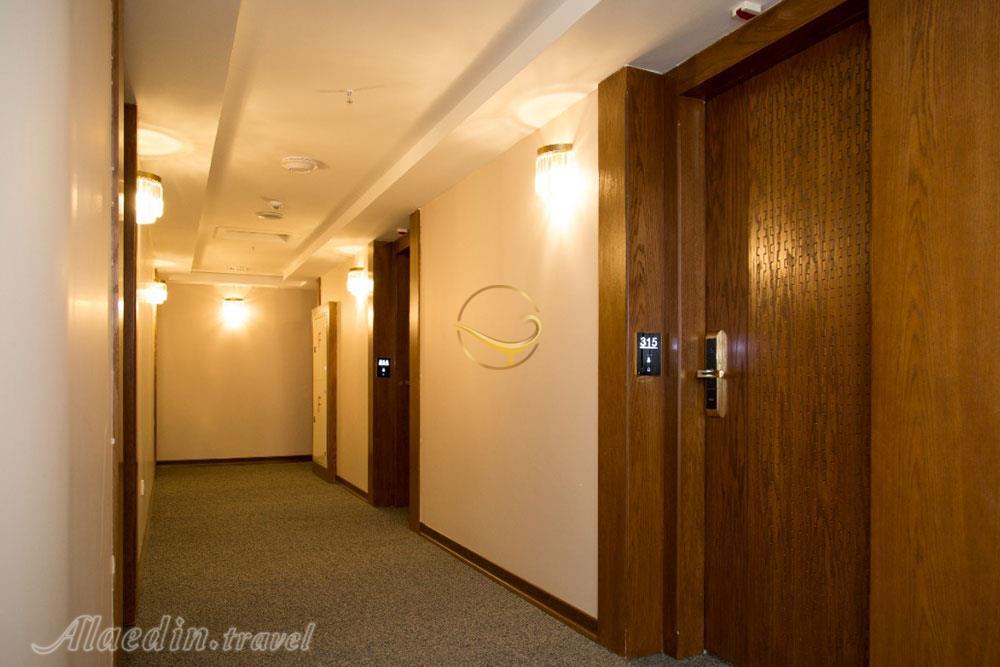 راهرو هتل جوارالملک مشهد | علاءالدین تراول