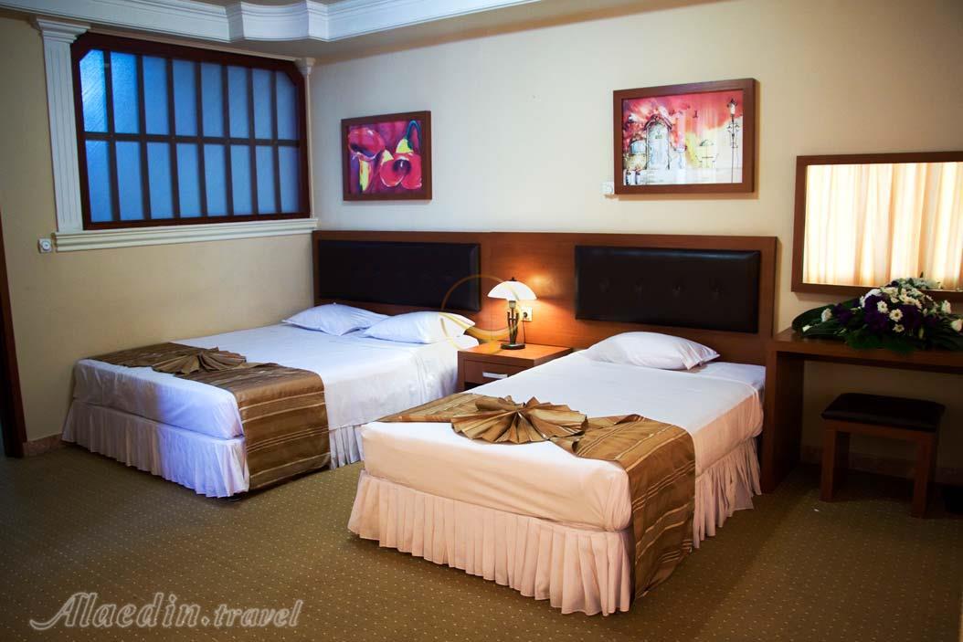 اتاق سه تخته هتل 3 ستاره سی برگ مشهد | علاءالدین تراول