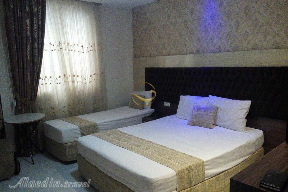 اتاق سه تخته هتل تیانا مشهد | علاءالدین تراول