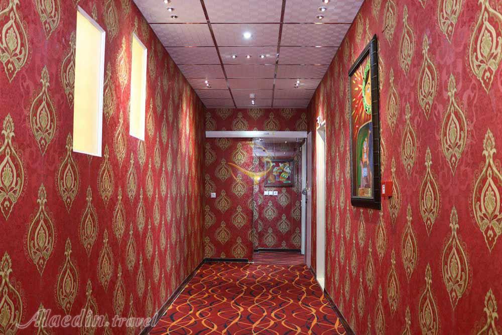 انتهای راهرو بعد از درب شیشه ای جدا کننده اتاق های کانکت هتل 4 ستاره الوند قم | علاءالدین تراول