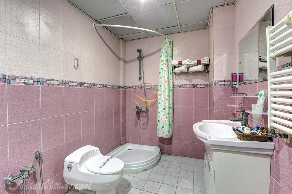 سرویس بهداشتی اتاق دوتخته دبل هتل 4 ستاره خورشید قم | علاءالدین تراول