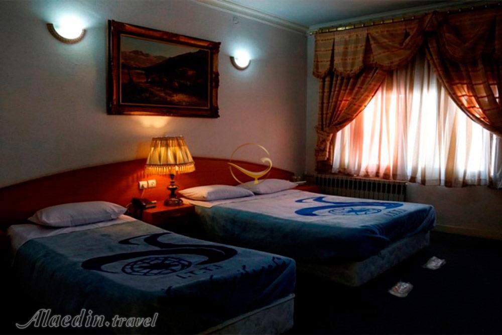 اتاق سه تخته مهمانسرای سه ستاره جهانگردی رفسنجان  | علاءالدین تراول